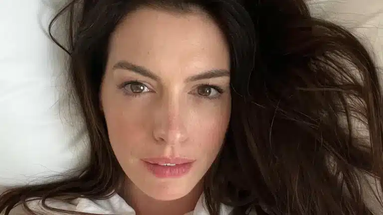 Anne Hathaway n&rsquo;a jamais fait de lifting ? ce que son visage raconte vraiment
