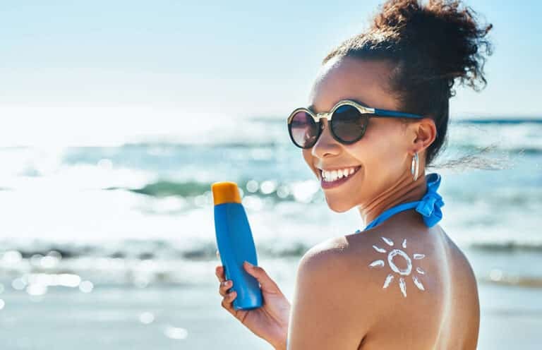 5 signes qui prouvent que votre crème solaire est à jeter